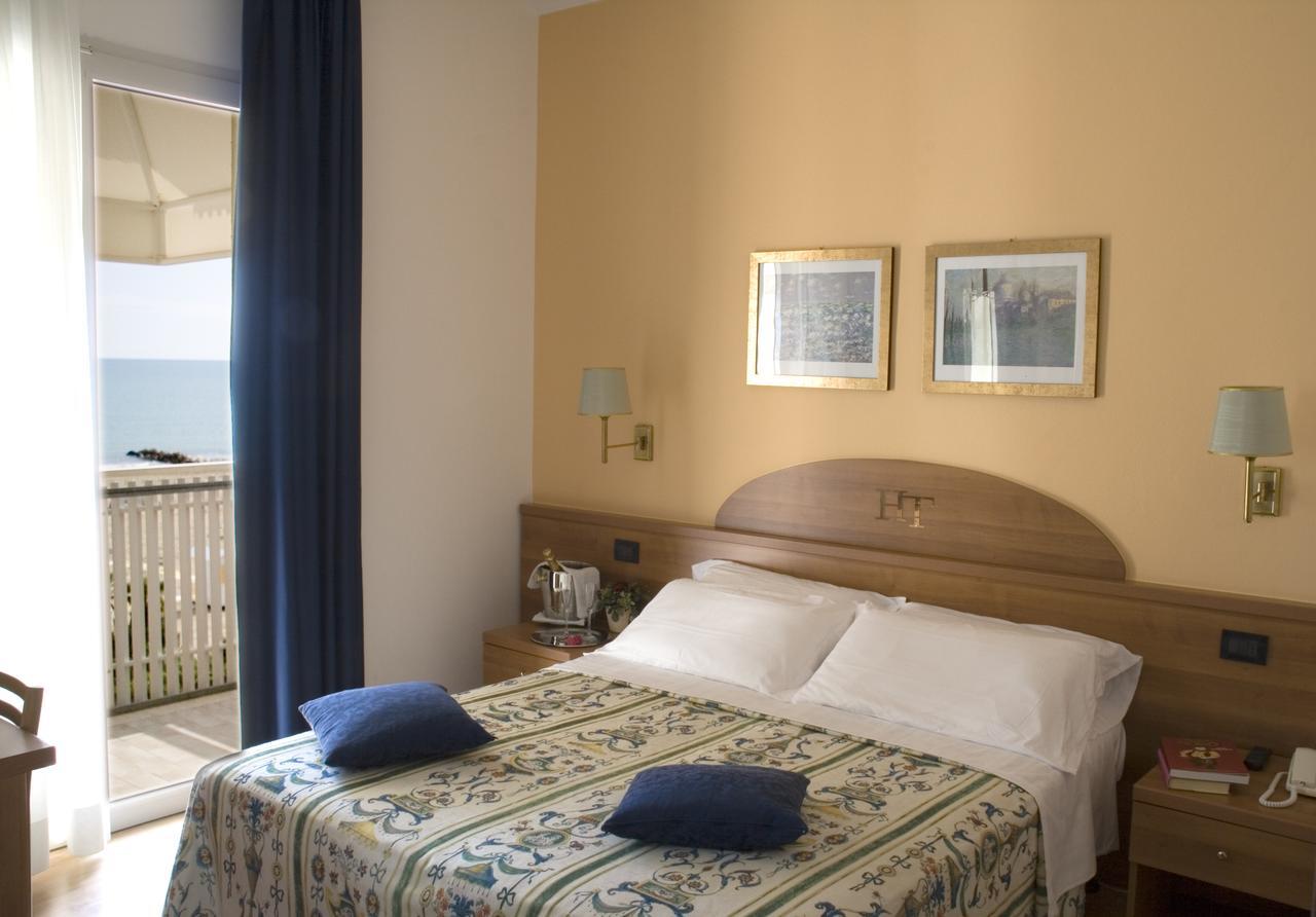 Hotel Tritone Каорле Экстерьер фото