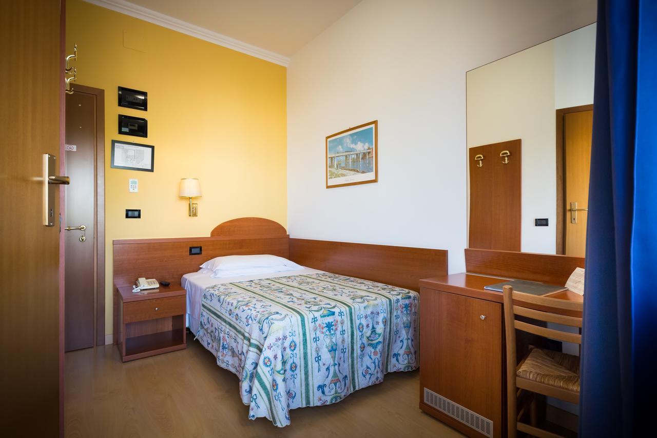 Hotel Tritone Каорле Экстерьер фото