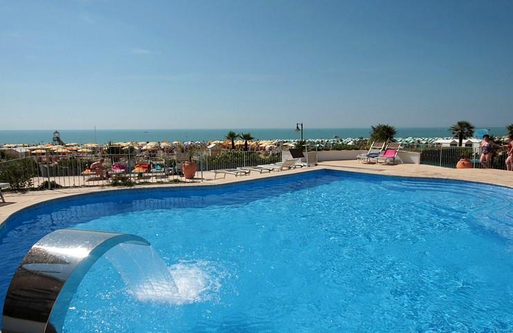 Hotel Tritone Каорле Экстерьер фото