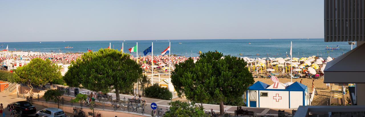 Hotel Tritone Каорле Экстерьер фото