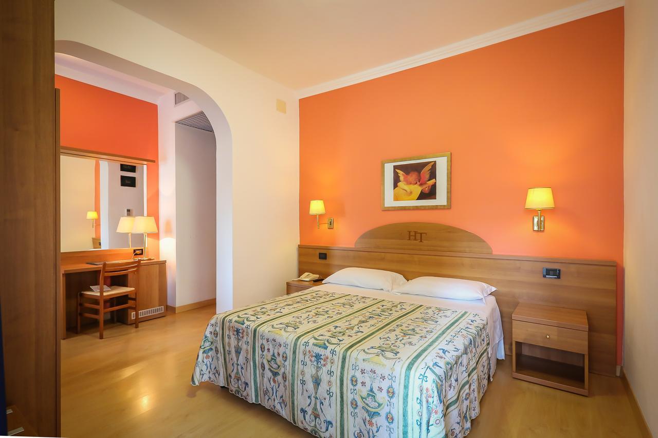Hotel Tritone Каорле Экстерьер фото