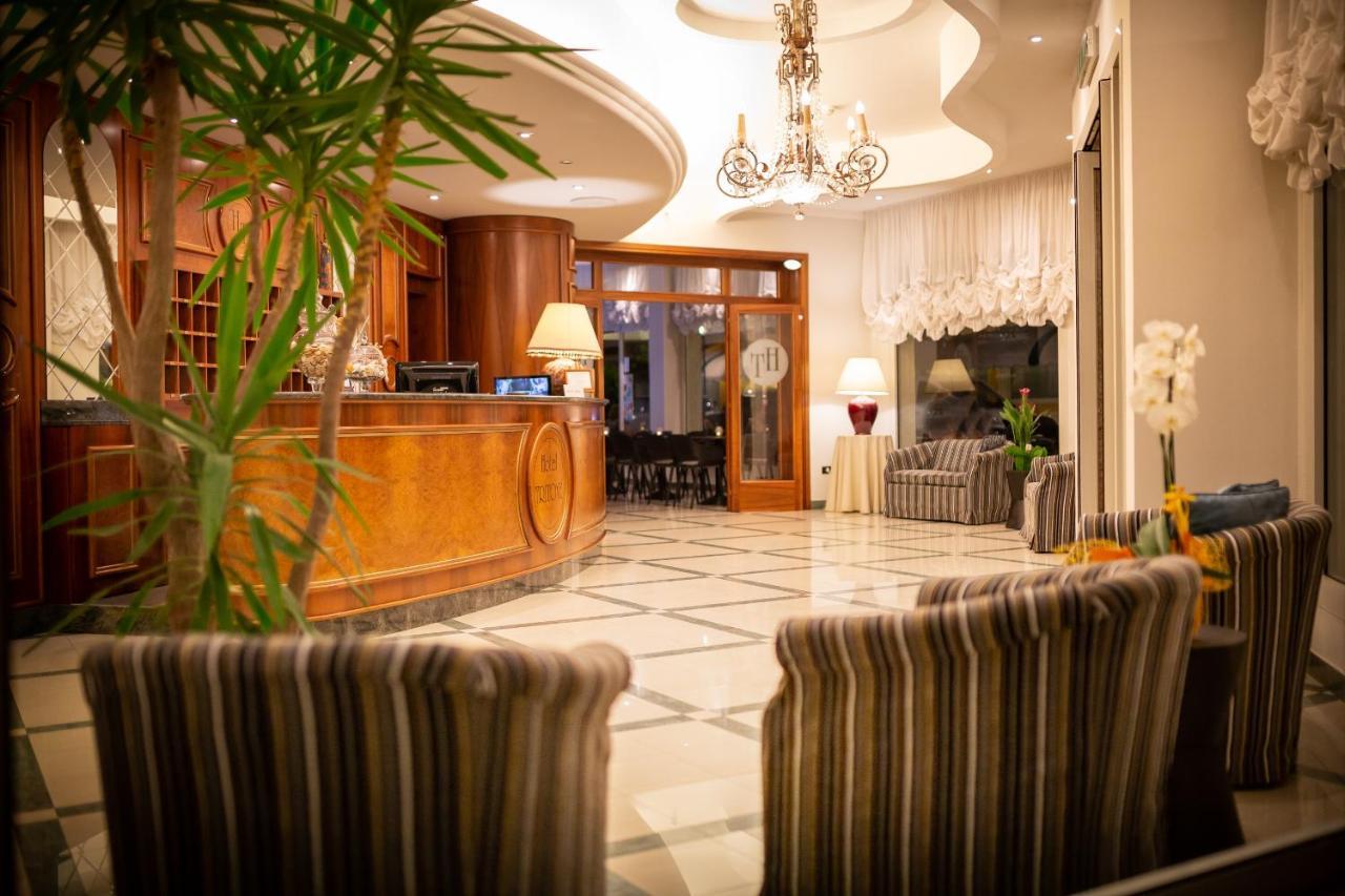 Hotel Tritone Каорле Экстерьер фото